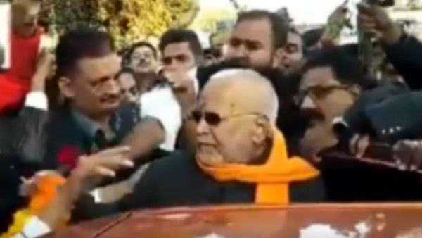 जमानत पर जेल से निकले यौन शोषण के आरोपी चिन्मयानंद, माला पहनाकर समर्थकों ने किया स्वागत