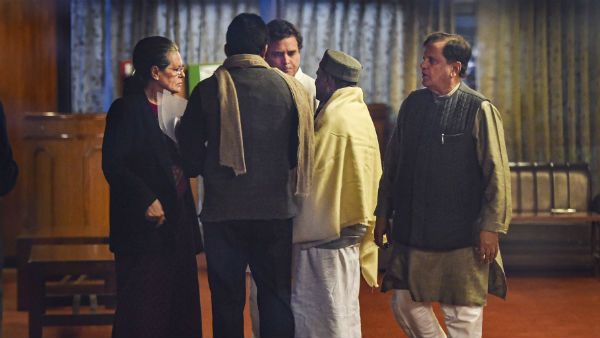 कांग्रेस में नेतृत्व संकट पर घमासान, संदीप दीक्षित बोले 'बिल्ली के गले में घंटी बांधे कौन'