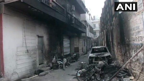 Delhi Violence: उग्र भीड़ से मुस्‍लिम परिवार को बीजेपी पार्षद ने बचाया, 150 लोगों के सामने अकेले खड़े हुए