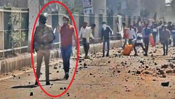 Delhi Violence: उपद्रवी ने तान दी छाती पर पिस्‍तौल, जाबांज पुलिसकर्मी अकेला भीड़ के सामने खड़ा रहा