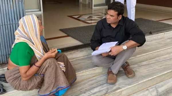 दफ्तर के बाहर परेशान बुजुर्ग को देख जमीन पर ही बैठ गए डीएम, वहीं सुनी पूरी बात, तस्वीर हो रही वायरल