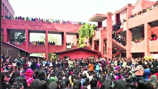 गार्गी कॉलेज छेड़छाड़ मामला: पुलिस ने 10 लोगों को किया गिरफ्तार