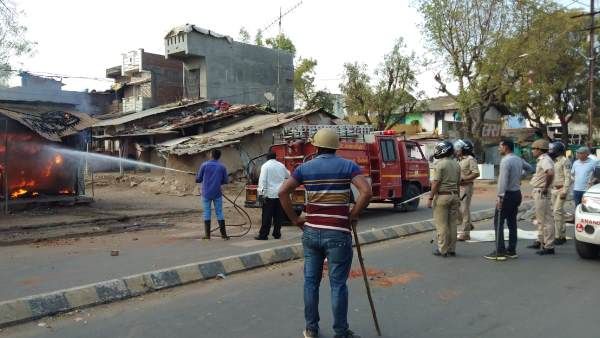 गुजरात में दो समुदायों के बीच झड़प, 13 लोग घायल, घर-दुकानें जलाई गईं