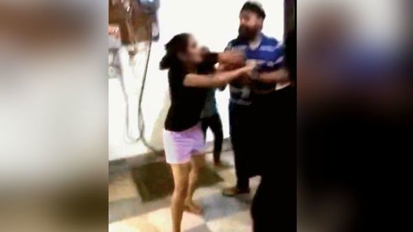 VIDEO: हॉस्टल के बाहर फ्रेंड से बात कर रही MBA छात्रा को पड़ोसी ने पीटा, केस दर्ज