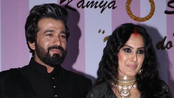 TV अभिनेत्री काम्या पंजाबी ने शादी के बाद पति को किया किस, सोशल मीडिया पर तस्वीरें वायरल