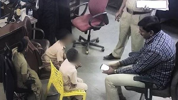 स्कूल पर 'देशद्रोह' का केस: जेल में बंद मां के बारे में पूछे जाने पर रो पड़ी 9 साल की बच्ची