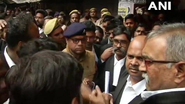 यूपी: लखनऊ के कोर्ट में बम धमाका, कई वकीलों जख्‍मी, हमलावरों ने लहराए पिस्‍टल