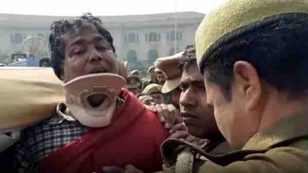 लखनऊ: विधानसभा के सामने शख्स ने खुद को लगाई आग, पद्मश्री अरुणिमा सिन्हा पर लगाए आरोप