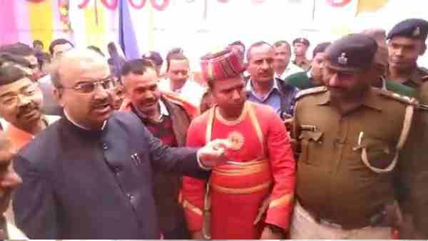 पुलिसवाला नहीं पहचान पाया मंत्री को, जाने से रोको तो बोले इसे संस्पेंड करवाइए