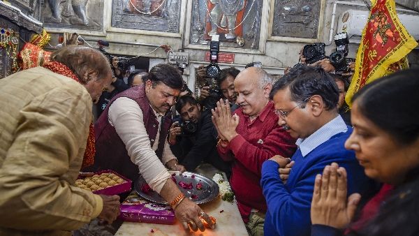 जीत के बाद फिर हनुमान मंदिर पहुंचे केजरीवाल, 14 Feb को फिर ले सकते हैं शपथ
