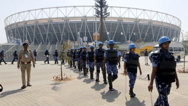 ट्रंप के आने से कुछ घंटे पहले ही हुआ बड़ा हादसा, हवा के झोंके से गिरा स्टेडियम का 'एंट्री गेट', देखें Video