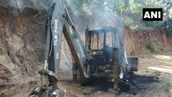 छत्तीसगढ़ में नक्सलियों ने 7 वाहन फूंके, झारखंड सीमा के पास हुई वारदात
