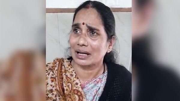 'हाथ जोड़ती हूं, बेटी के दरिंदों का डेथ वारंट जारी कर दीजिए जज साहब', कह कोर्ट में रो पड़ीं निर्भया की मां