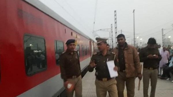 दिल्ली से पटना जा रही राजधानी एक्सप्रेस में बम की सूचना से हड़कंप, खाली करवाई गई ट्रेन