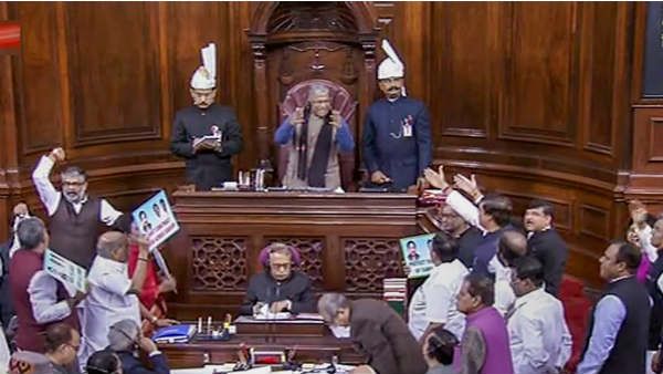 राज्यसभा में वेल में घुसने वाले सांसदों पर सख्ती की तलवार, छिन सकता है ये अधिकार