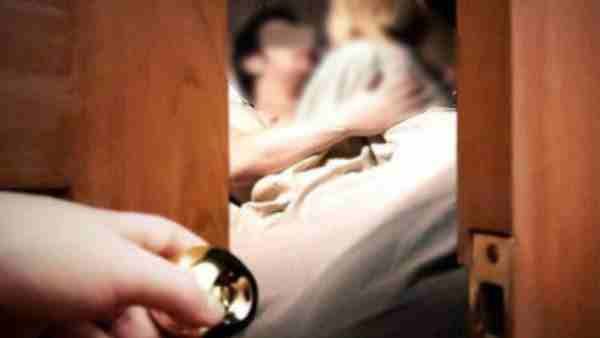 मेरठ: रंगे हाथ पकड़ी गई पत्नी, बोली- मत मारो मेरे प्रेमी को