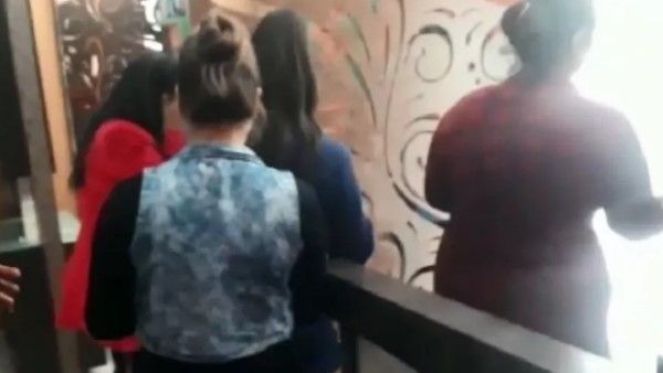 पॉश इलाके में सैलून के अंदर चल रहा था सेक्स रैकेट, दो लड़​कों के साथ आपत्तिजनक हालत में मिली 4 लड़कियां