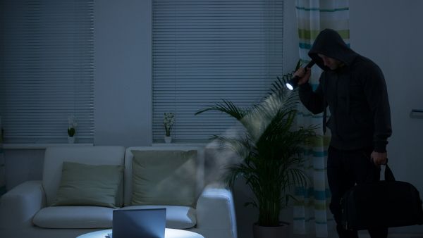 चोरी करने गए चोर को घर में दिखा आरामदायक सोफा, लेटते ही आ गई नींद, फिर सुबह हुआ कुछ ऐसा