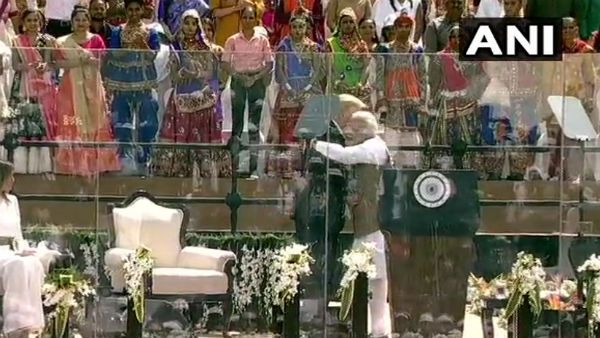Namastey Trump: मोटेरा स्‍टेडियम में मोदी-ट्रंप मिले गले, 'नमस्ते' का बताया सही मतलब