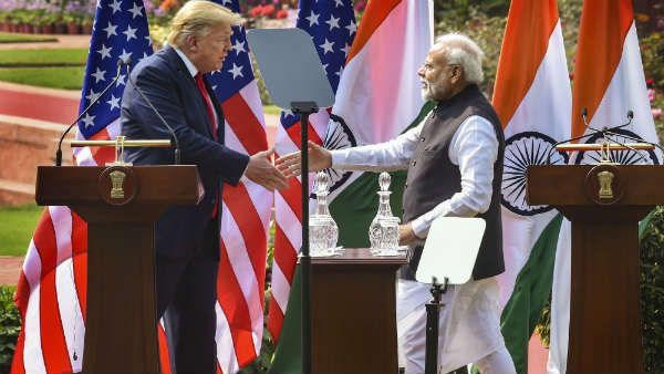 iPad पर तुरंत प्रजेंटेशन तैयार कर पीएम मोदी ने CAA, आर्टिकल 370 पर दूर की ट्रंप की गलतफहमियां