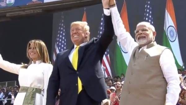 भारत दौरे पर आए ट्रंप ने कहा- भारत के साथ 3 बिलियन डॉलर की डिफेंस डील करेगा अमेरिका