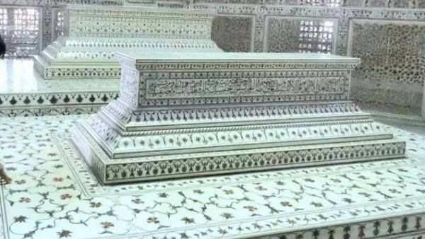 Trump tajmahal visit: 389 सालों में पहली बार साफ की गई शाहजहां और मुमताज की कब्र