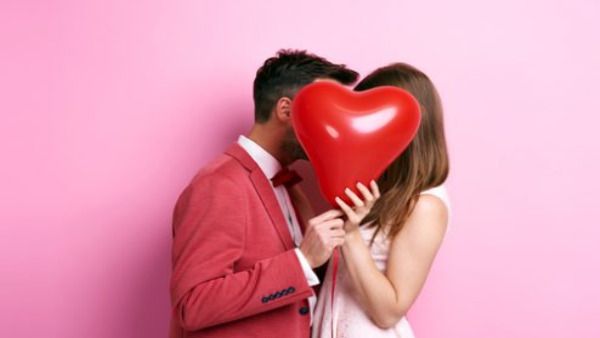 रिलेशन टिप्स: पत्नी को खुश करने के 7 आसान तरीके, रिश्तों में घोल देंगे मिठास
