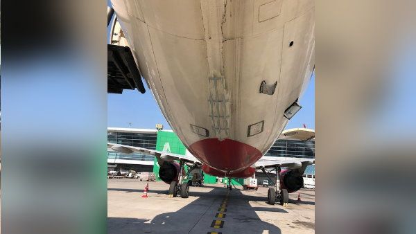 उड़ान भरने वाला था विमान तभी रनवे पर जीप लेकर आया शख्स, क्षतिग्रस्त होने के बाद भी दिल्ली में हुआ लैंड