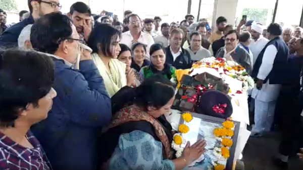 कुत्ते को बचाने के चक्कर में अपनी जान गंवाने वाले मेजर अंकित का राजकीय सम्मान के साथ हुआ अंतिम संस्कार