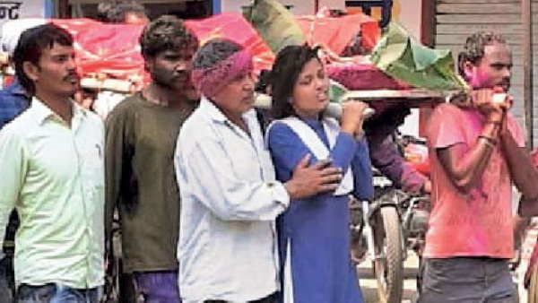 धमतरीः परीक्षा देने के बाद बेटी ने पिता की अर्थी को दिया कंधा, सबकी आंखें हुईं नम