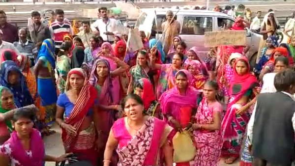 चित्रकूटः गुलाबी गैंग की कमांडर संपत पाल की साथियों से ही पैसों के लिए हुई कहासुनी, लगाए गंभीर आरोप