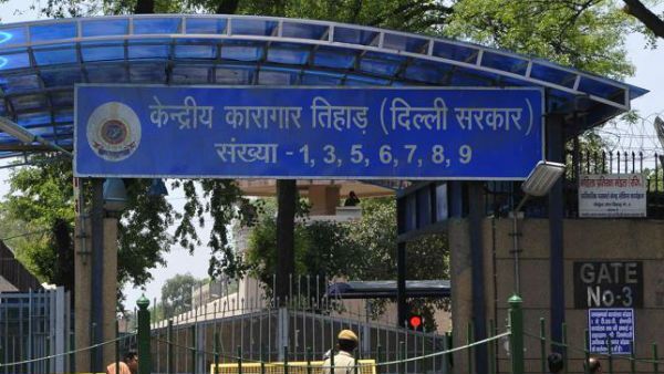 कोरोना के खतरे को देखते हुए तिहाड़ जेल के 1100 कैदियों को इमरजेंसी पैरोल पर रिहा किया गया