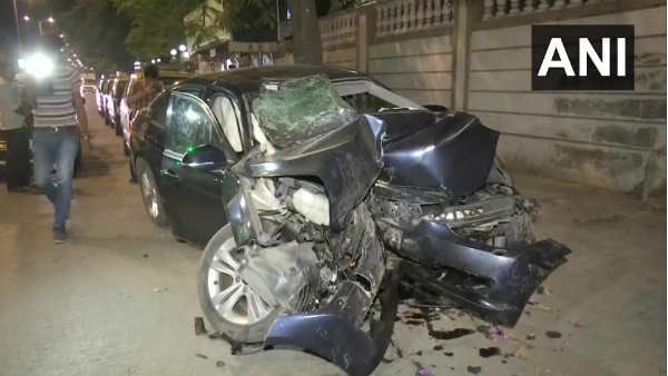 मुंबई में हाईस्‍पीड BMW कार डिवाइडर से टकराई, तीन लोगों की मौके पर मौत