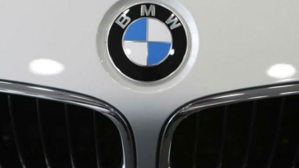 नोएडा : पेशाब करने के लिए शख्‍स ने रोड साइड रोकी BMW, चोर ले भागे कार