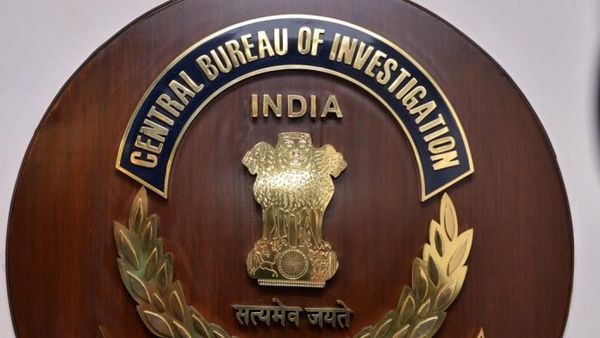 Jammu Kashmir: हथियारों की लाइसेंसिंग के सिलसिले में CBI ने गिरफ्तार किए 2 IAS अधिकारी