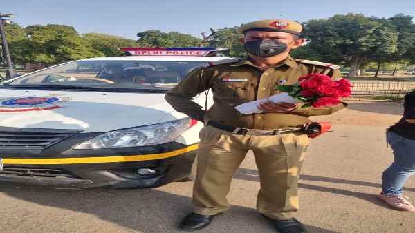 Janta Curfew:आप घर पर ही रहें, इसलिए लोगों को फूल बांट रही है दिल्ली पुलिस
