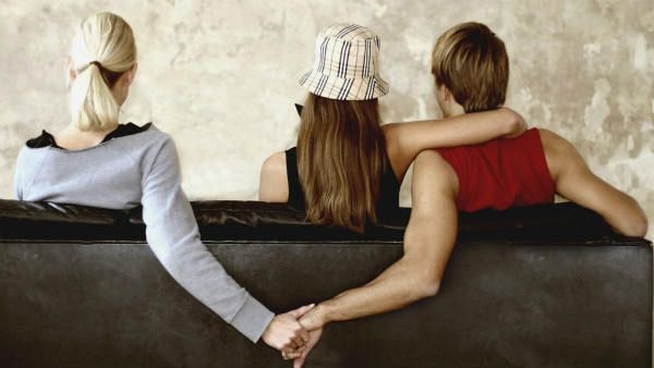 आपका पार्टनर चीट तो नहीं कर रहा ? इन संकेतों को समझकर हो जाइए अलर्ट