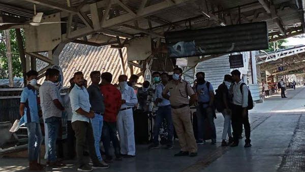 Covid-19: हाथ पर था 'होम क्वारंटाइन' का ठप्पा, 4 यात्रियों को ट्रेन से उतारा