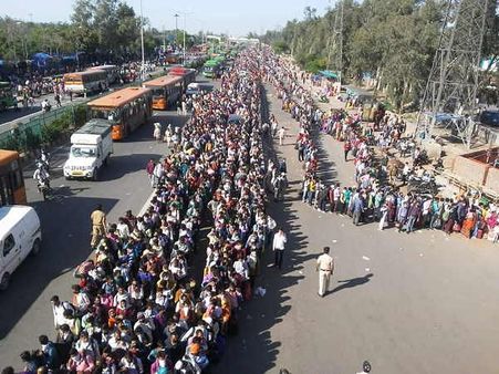 VIDEO: आनंद विहार समेत दिल्ली के बस अड्डों पर हजारों मजदूरों की भीड़, पलायन को मजबूर