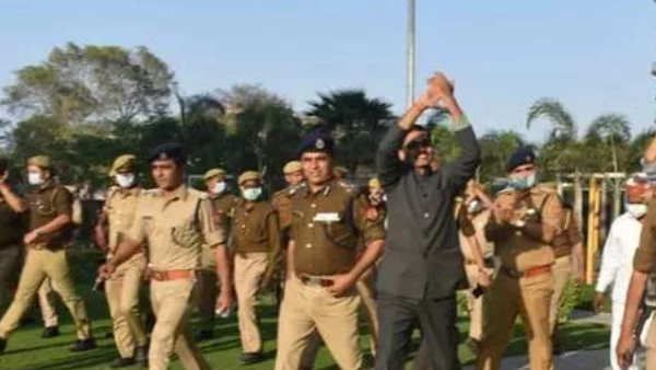 कोरोना वारियर्स के सम्मान के चक्कर में सड़कों पर भीड़ के साथ घूमते नजर आए पीलीभीत और कानपुर के डीएम