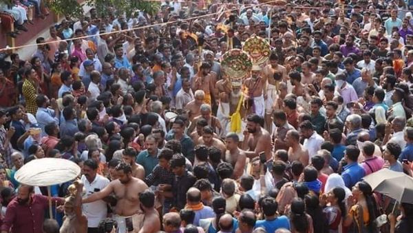 केरल में कोरोना के मामले 52 हुए, फिर भी अरट्टू पर्व मनाने हजारो लोग सड़क पर उमड़े