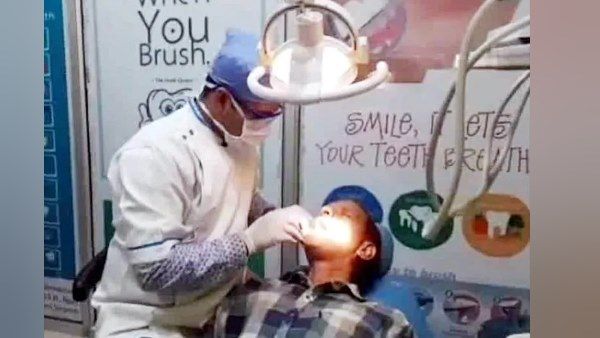 दावा: मरीज के मुंह से निकला दुनिया का सबसे लंबा दांत, डॉक्टर्स रह गए दंग