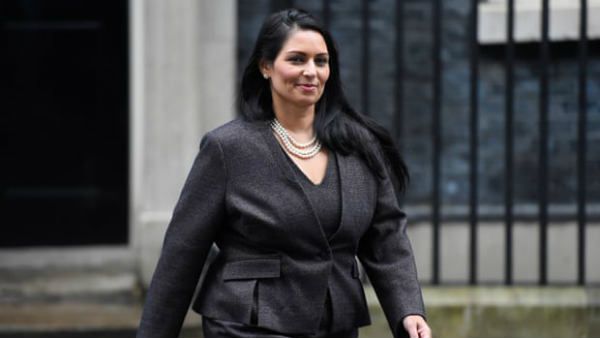 स्‍टाफ के साथ गलत बर्ताव की आरोपी गृह मंत्री प्रीति पटेल को ब्रिटिश PM जॉनसन ने बताया शानदार