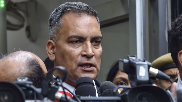 कोर्ट के बाहर निर्भया और दोषियों के वकील के समर्थक आपस में भिड़े