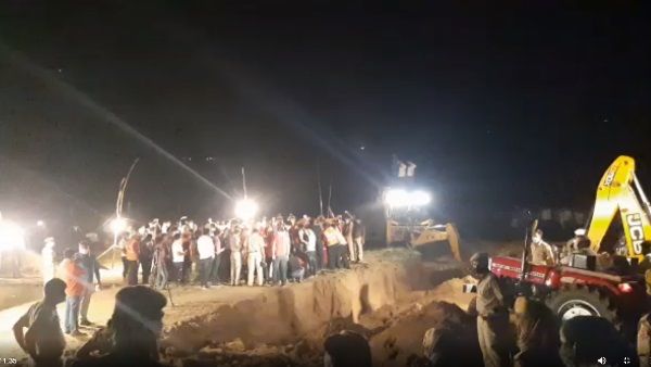 राजस्थान: खेलते-खेलते 200 फीट गहरे बोरवेल में गिरी एक साल की बच्ची, मौके पर पहुंची टीम, बचाव अभियान शुरू