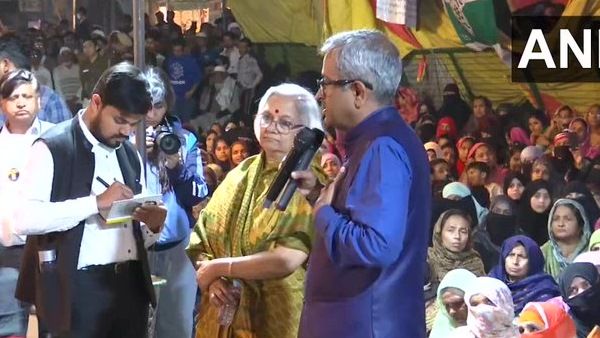 शाहीन बाग में प्रदर्शनकारियों से फिर मिले संजय हेगड़े और साधना रामचंद्रन