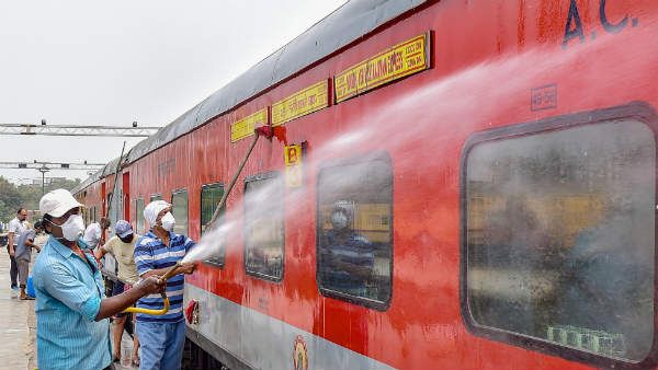 Coronavirus:राजधानी-दुरंतो समेत 40 ट्रेनें 31 मार्च तक रद्द, पूरी लिस्ट देखिए