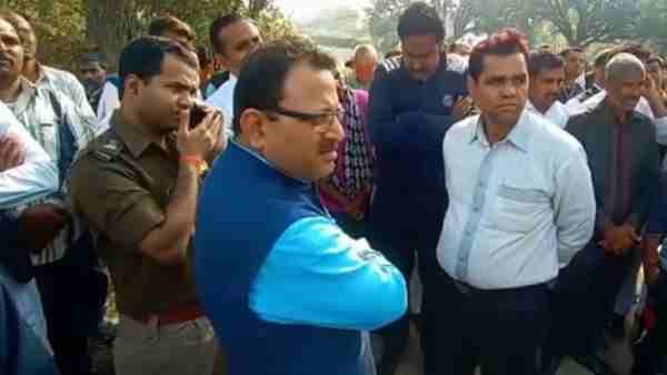 उन्नाव रेप आरोपी की गिरफ्तारी की मांग को लेकर परिजनों ने अंतिम संस्कार से किया इनकार, चौकी प्रभारी निलंबित