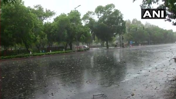 दिल्ली-NCR में मौसम ने ली करवट, हल्की बारिश के साथ चली तेज हवाएं