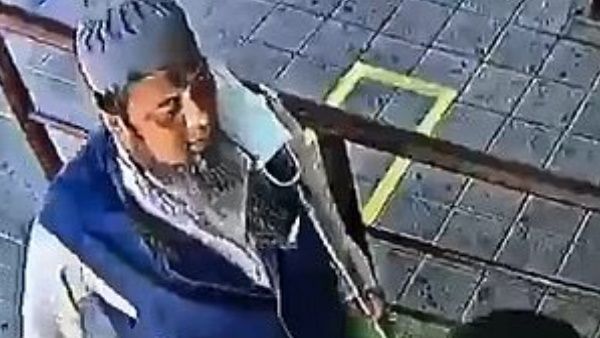 कोरोना संक्रमित ने टिकट की लाइन में खड़े शख्स पर थूका, रेलगाड़ी में हुई मौत